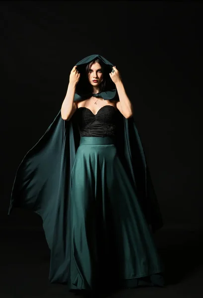 Hermosa Mujer Vestida Bruja Para Fiesta Halloween Sobre Fondo Oscuro —  Fotos de Stock