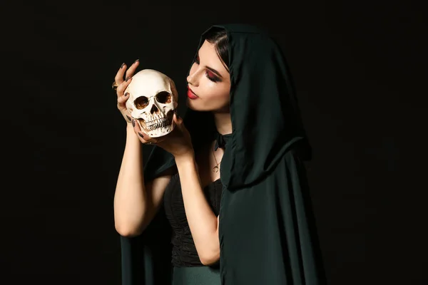 Bruxa Jovem Com Crânio Humano Fundo Escuro — Fotografia de Stock