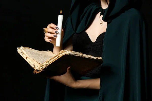 Молодая Ведьма Книгой Заклинаний Свечой Темном Фоне — стоковое фото