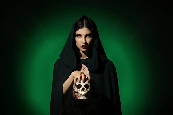 Молодая Ведьма Черепом Темном Фоне — стоковое фото