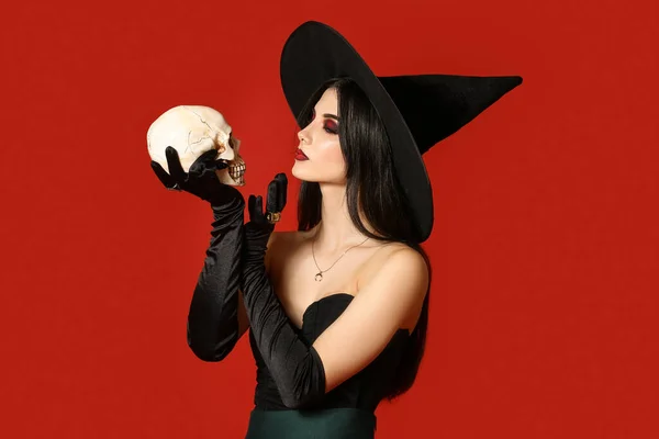 Young Witch Human Skull Color Background — Stock Photo, Image