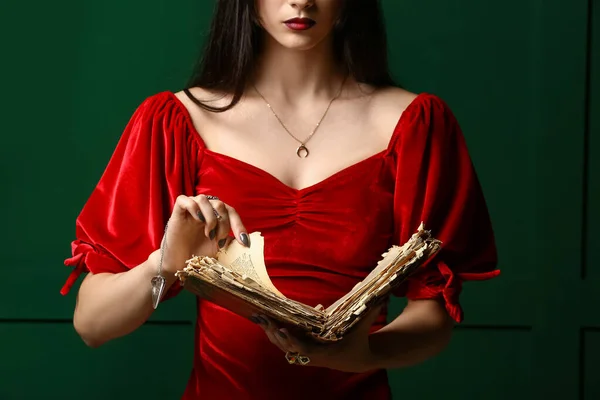 Молодая Ведьма Книгой Заклинаний Темном Фоне — стоковое фото