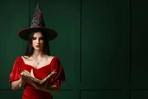 Jeune Sorcière Avec Livre Sorts Sur Fond Couleur Sombre — Photo