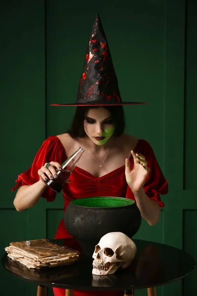 Witch Uitvoeren Van Ritueel Donkere Achtergrond — Stockfoto