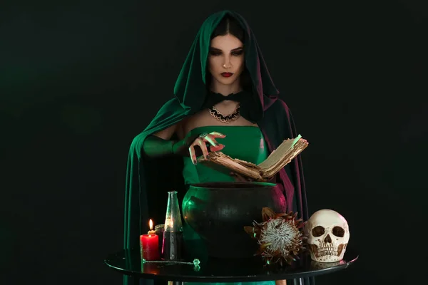 Hexe Vollführt Ritual Auf Schwarzem Hintergrund — Stockfoto