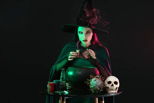 Witch Uitvoeren Van Ritueel Zwarte Achtergrond — Stockfoto