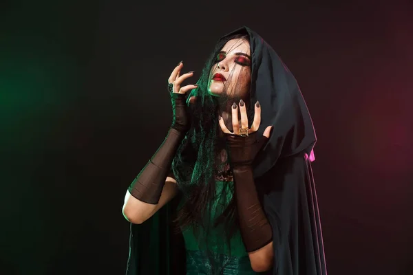 Gyönyörű Öltözött Boszorkány Halloween Party Sötét Háttér — Stock Fotó