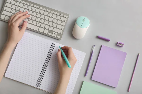 Woman Notebook Computer Keyboard Grey Background — Stock Photo, Image