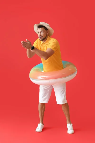 Junger Mann Mit Aufblasbarem Ring Auf Farbigem Hintergrund — Stockfoto