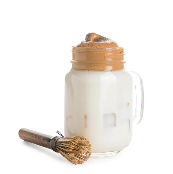Mason Pot Van Smakelijke Dalgona Hojicha Latte Chasen Witte Achtergrond — Stockfoto