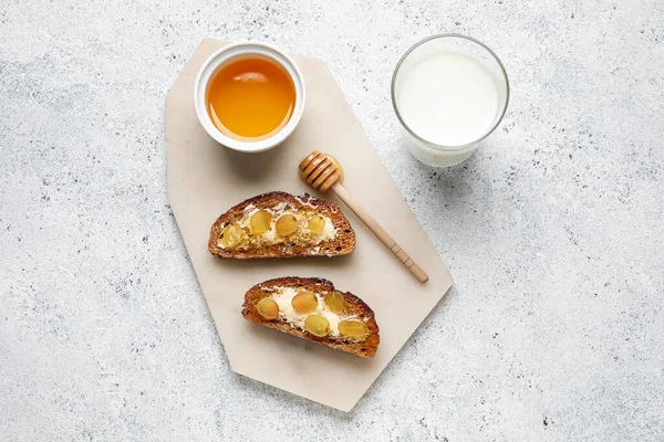 Смачний Підсмажений Хліб Медом Маслом Склянкою Молока Білому Тлі — стокове фото