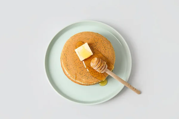 Piring Pancake Lezat Dengan Madu Dan Mentega Latar Belakang Cahaya — Stok Foto
