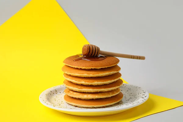 Piring Pancake Lezat Dengan Madu Latar Belakang Warna — Stok Foto