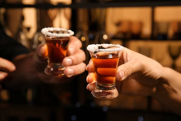 Vänner Med Shots Välsmakande Tequila Baren — Stockfoto