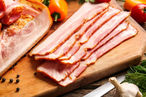 Tafel Mit Schmackhaftem Räucherspeck Auf Dem Tisch — Stockfoto