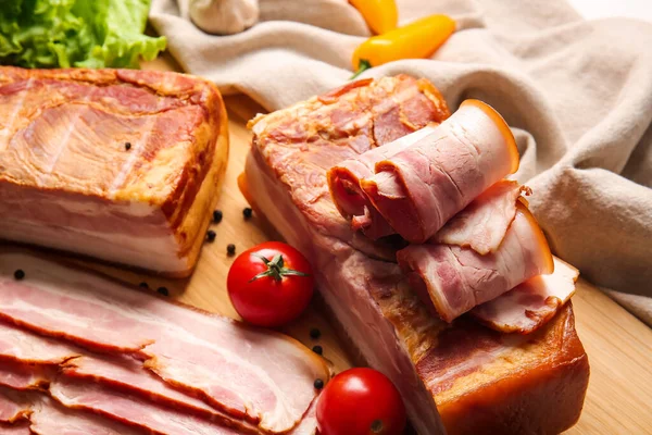 Tafel Mit Schmackhaftem Geräuchertem Speck Und Frischem Gemüse Auf Dem — Stockfoto