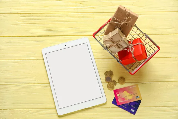 Tablet Computer Shopping Basket Gifts Credit Cards Wooden Background Black — Stock Photo, Image