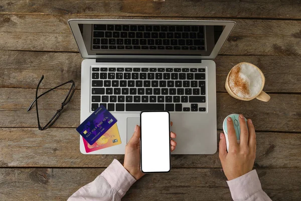Kobieta Laptopem Telefonem Kartami Kredytowymi Przy Drewnianym Stole Wyprzedaż Black — Zdjęcie stockowe