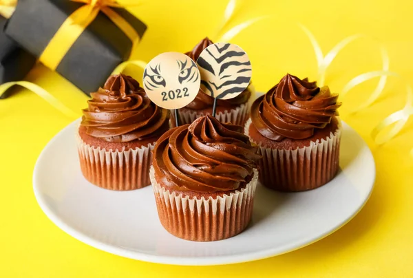 Plate Tasty Cupcakes New Year 2022 Celebration Color Background — Stock Photo, Image