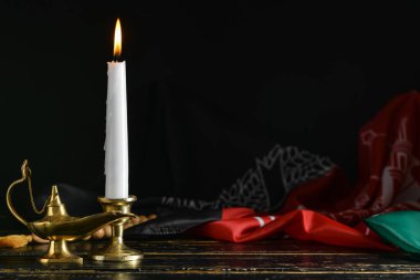 Afganistan 'ın yanan mumu, lambası ve bayrağı karanlık arka planda.