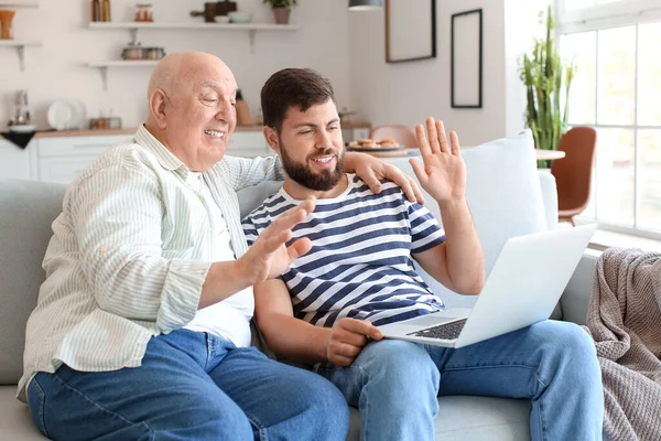 Man Zijn Vader Met Laptop Video Chatten Thuis — Stockfoto