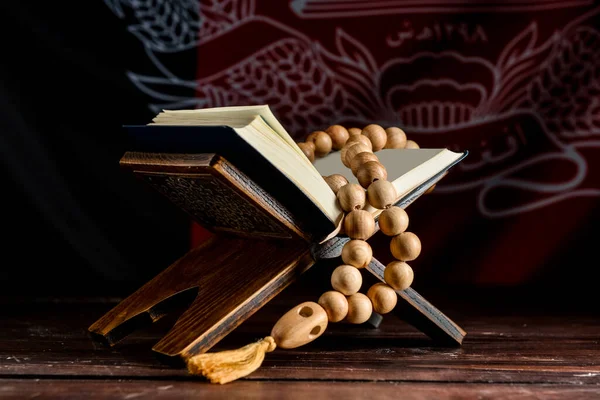 Corán Tasbih Sobre Mesa Sobre Fondo Oscuro — Foto de Stock