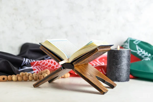 Koranen Tasbih Brinnande Ljus Och Afghanistans Flagga Bordet — Stockfoto