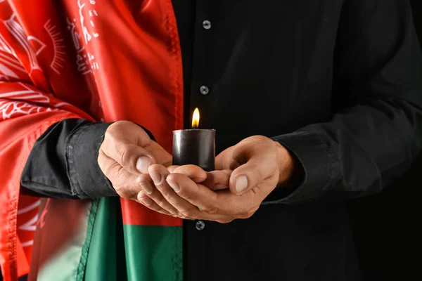Mann Mit Afghanistan Fahne Und Kerze Auf Dunklem Hintergrund Nahaufnahme — Stockfoto