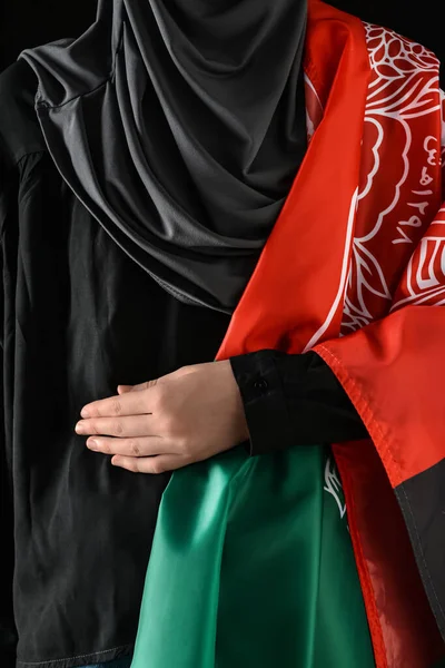 Kvinna Med Afghanistans Flagga Mörk Bakgrund — Stockfoto