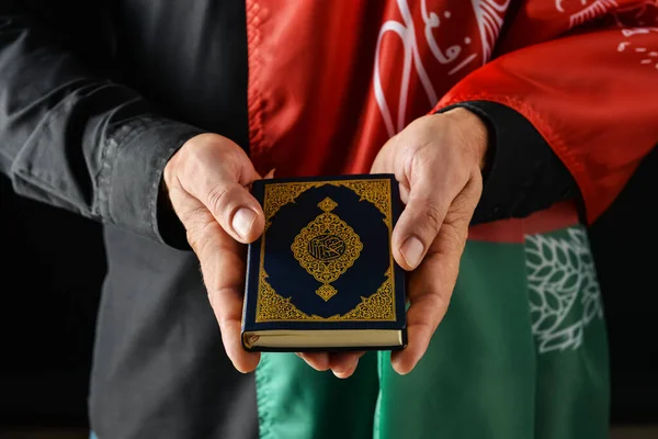 Hombre Con Bandera Afganistán Corán Sobre Fondo Oscuro Primer Plano — Foto de Stock