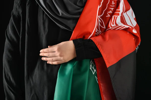 Mulher Com Bandeira Afeganistão Fundo Escuro — Fotografia de Stock
