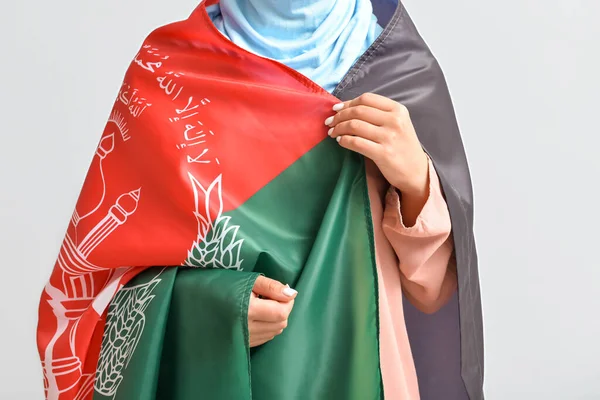 Mulher Com Bandeira Afeganistão Fundo Claro — Fotografia de Stock