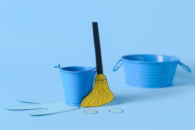 Renk arkaplanında kova olan yaratıcı kompozisyon
