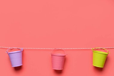 Pembe arkaplanda farklı kovalar