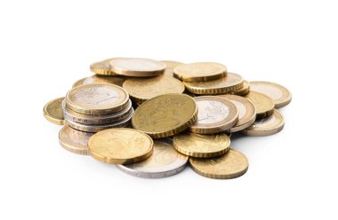 Beyaz arkaplanda altın sikkeler
