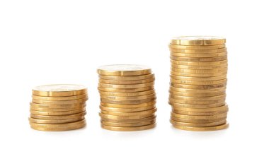 Beyaz arkaplanda altın sikkeler