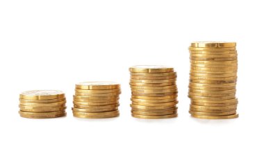 Beyaz arkaplanda altın sikkeler