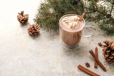 Sıcak kakao içeceği, köknar dalı ve hafif arkaplanda koni bileşimi