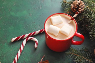 Bir fincan kakao ve renkli baston şeker.