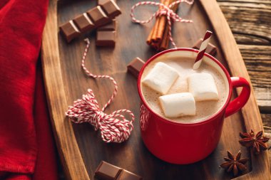 Sıcak kakaolu içecek ve çikolatalı pano, yakın plan.