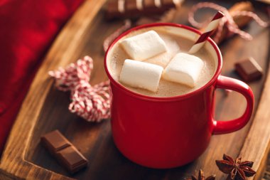 Sıcak kakaolu içecek ve çikolatalı pano, yakın plan.