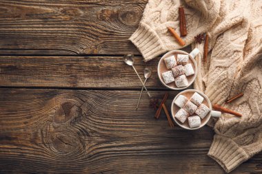 Sıcak kakao içeceği, marşmelov ve ahşap zemin üzerinde tarçın içeren kompozisyon