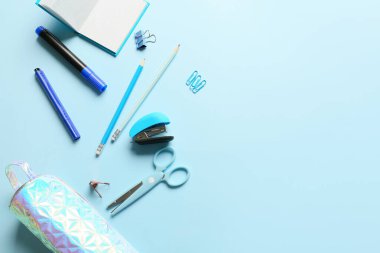 Renk arkaplanında kırtasiye malzemesi olan şık kalem kutusu