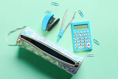 Mavi arkaplanda kırtasiye ve hesap makinesi olan kalem kutusu