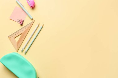 Bej arkaplanda kırtasiye malzemesi olan şık kalem kutusu