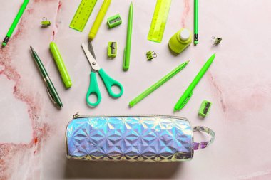 Açık arkaplanda renkli kırtasiye ve kalem kutusu