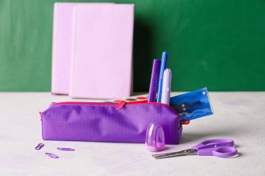 Işık masasında kırtasiye malzemesi olan şık bir kalem kutusu