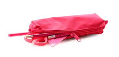 Beyaz arkaplanda izole edilmiş kırtasiye malzemesi olan şık kalem kutusu