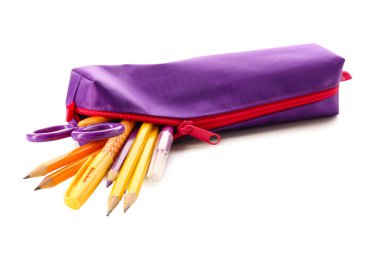 Beyaz zemin üzerinde kırtasiye malzemesi olan mor kalem kutusu