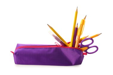 Beyaz zemin üzerinde kırtasiye malzemesi olan mor kalem kutusu